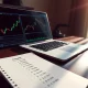 Analyst's desk with charts showing a split in altcoin market performance.